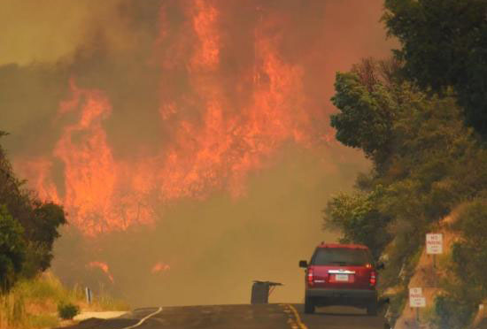 洛杉矶山火爆发，居民被迫撤离